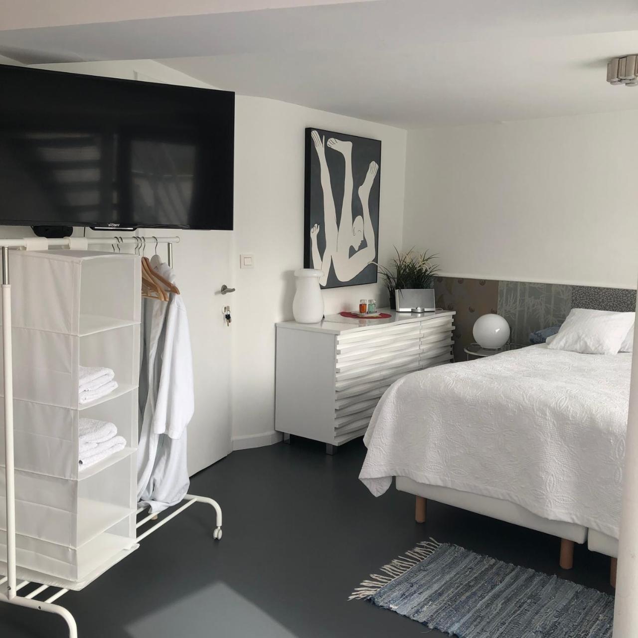 Guesthouse Poppies , Free Parking Остенде Экстерьер фото