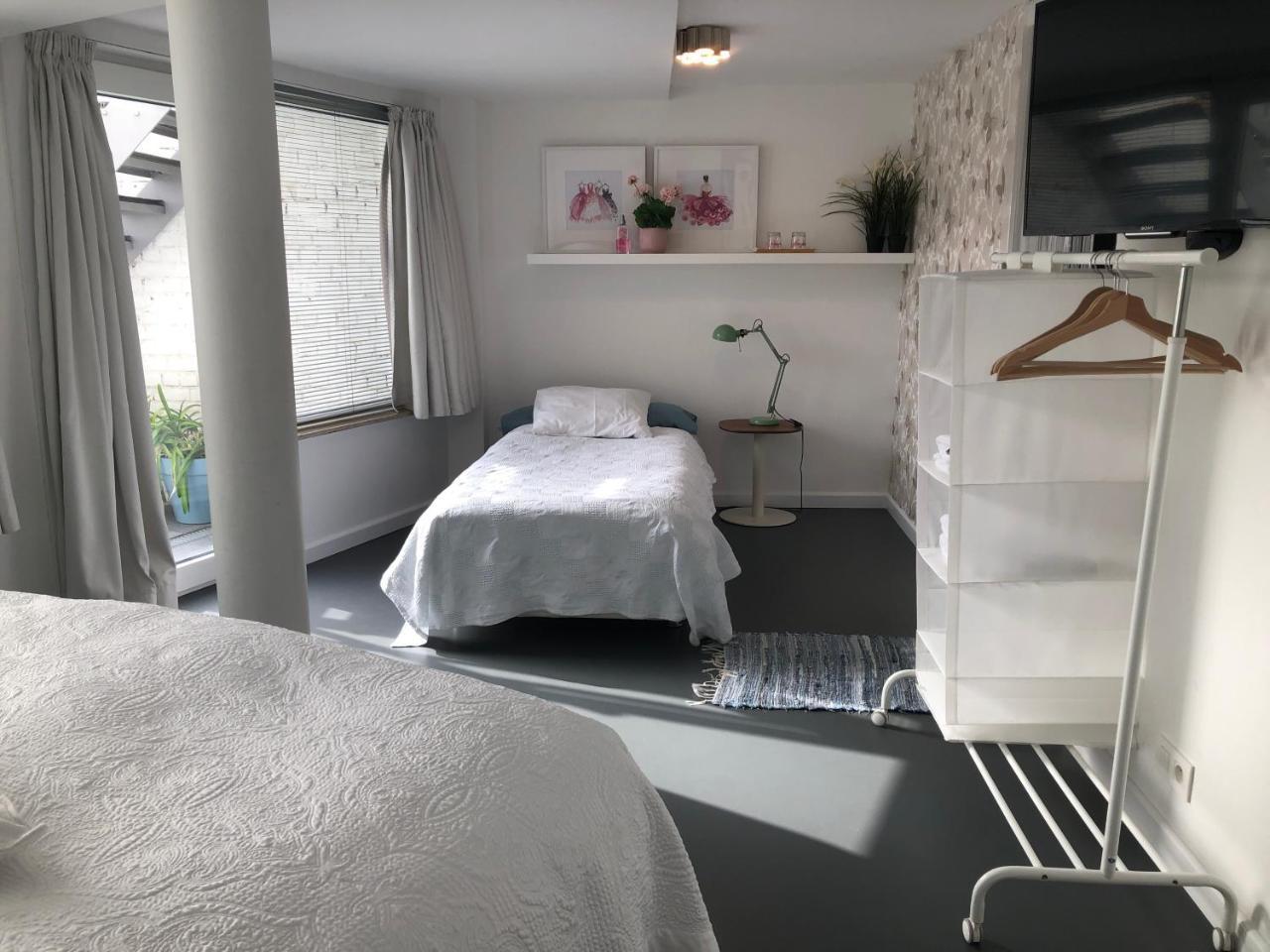 Guesthouse Poppies , Free Parking Остенде Экстерьер фото